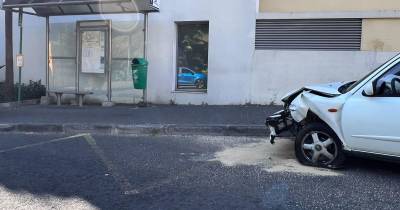 Carro acidentado estacionado há dois dias numa paragem (com fotos)