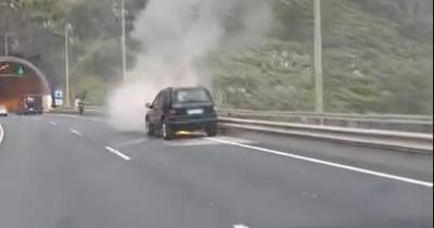Carro incendeia-se esta manhã na via rápida no Campanário (com vídeos)