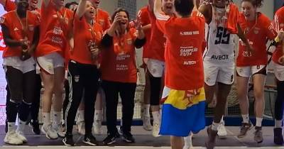 Madeirense Marcy Gonçalves é capitã do Benfica e não esqueceu origens na hora de festejar o título de basquetebol.