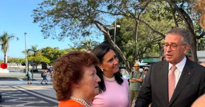 Cor de camisola laranja não passou despercebida a Seguro que desfruta de um passeio pela cidade