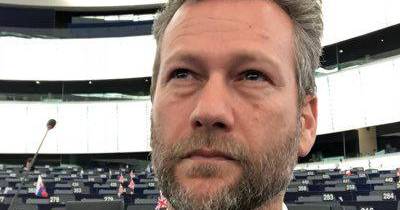 Ex-eurodeputado britânico condenado a 10 anos por corrupção após apoio pró-Rússia