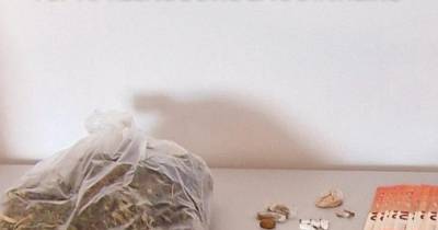 Detido um homem e apreendidas 465 doses de várias droga