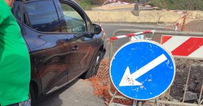 Carro cai num buraco no Caniço
