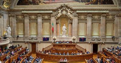 Parlamento chumba novas regras para empresas comunicarem contratações