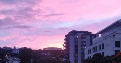 Céu pintado de violeta ao anoitecer