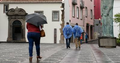 Um casaquinho e guarda-chuva podem dar jeito