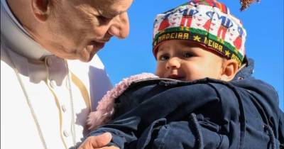Papa Leão XIV cumprimenta criança com chapéu madeirense no Jubileu dos Coros