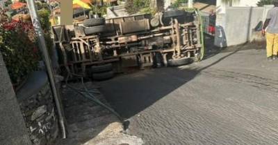 Aparatoso capotamento causa transtornos no trânsito no Funchal (com fotos)