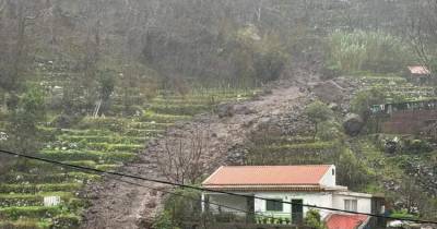 O mau tempo provocou várias derrocadas, inundações e quedas de galhos de árvores em diversas localidades.
