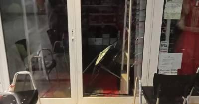 A loja ‘Fashion Company’ foi assaltada esta madrugada.