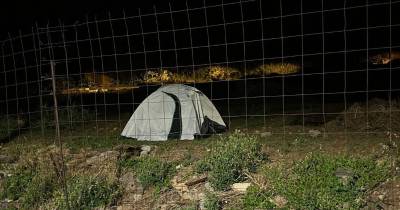 Turistas pernoitam em terreno privado na Praia Formosa
