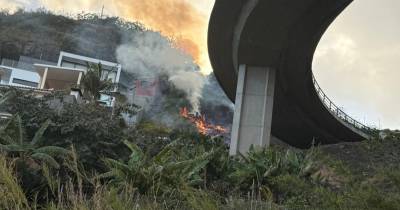 Incêndio ameaça casa na Ribeira de Alforra