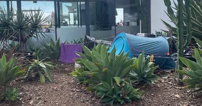 Turistas instalaram-se junto ao teleférico.