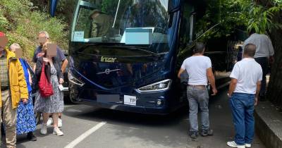Trânsito bloqueado no Cabo Girão com autocarro impedido de avançar