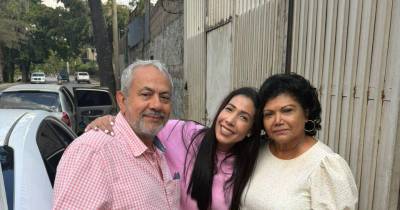 Carla da Silva com a família após a libertação