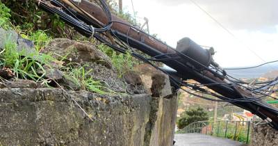 Poste elétrico não resiste às fortes rajadas de vento na Ribeira Brava (com fotos)