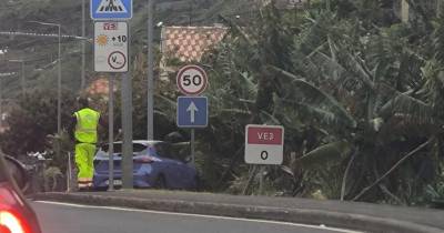 Carro despista-se e sai de estrada na Ribeira Brava