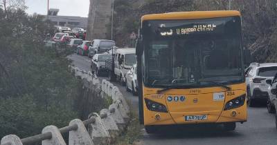 Viaturas estão paradas há mais de 30 minutos.