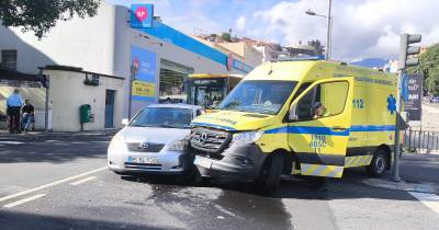 Ambulância embate em carro ligeiro na 5 de Outubro