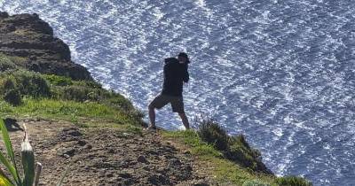 Turista arrisca-se por uma foto na Ponta do Pargo (com fotos)