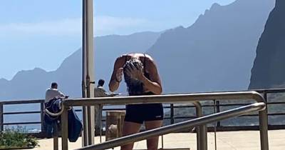 Banhistas incomodados com turistas a usar sabão nos duches no Faial