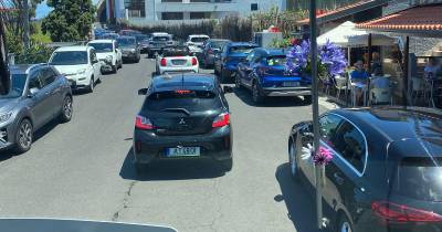 Autocarro de turismo está parado há largos minutos...