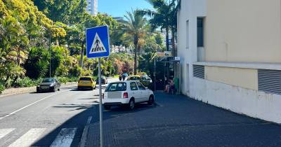 Carro acidentado continua estacionado na mesma paragem da Estrada Monumental