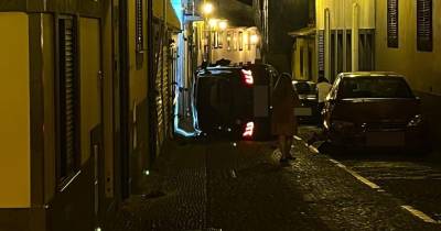 Condutor abandona viatura após capotamento na Zona Velha