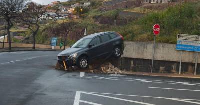 Viatura desliza do estacionamento para a estrada