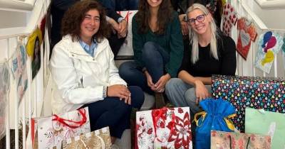 Os adultos da equipa receberam as prendas que farão chegar a 126 crianças.