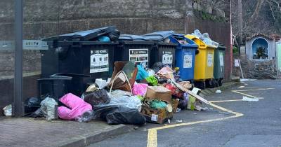 Lixo espalhado pela via pública na Fajã Escura.