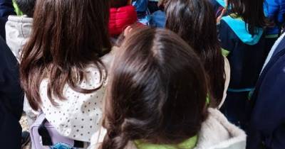 Alunos do Externato Adventista do Funchal cantam os Reis no Mercado