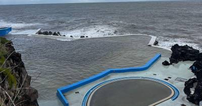 Mar agitado invade piscina do Lido