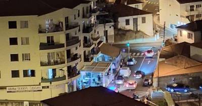 Viatura ficou dentro da esplanada situada num café desta rua