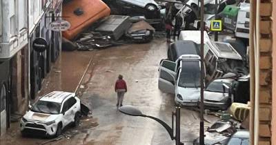 As imagens que estão a ser divulgadas pelas televisões e nas redes sociais mostram aldeias, estradas, ruas e campos inundados, carros arrastados pelas águas e presos em autoestradas e pessoas em telhados ou árvores à espera de resgate.