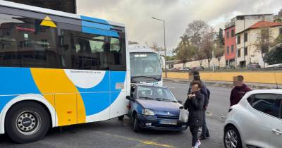 Carro estacionado em zona proibida abalroado por autocarro