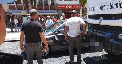 Camião colide com viatura ligeira durante manobra no Funchal