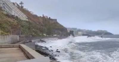 Promenade entre praia do Areeiro e Câmara de Lobos encerrada devido ao mau tempo