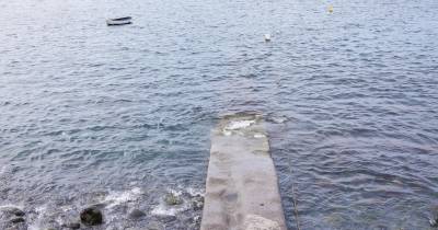 Mulher de 69 anos sofre traumatismo no ombro após rebentação de onda