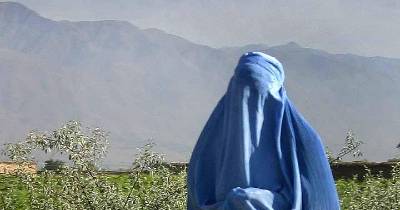 Os talibãs obrigam as mulheres a usarem burka. O rosto feminino é considerado ‘awrah’ (o que deve ser coberto).