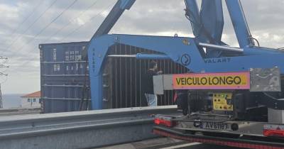 Empresa especializada está a retirar o contentor.