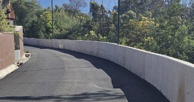 Moradora queixa-se de estrada alcatroada em outubro cheia de buracos