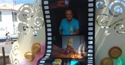 Carro da marcha, decorado com fotografias de Fábio Brito, destacou José Reis e as suas lambecas.