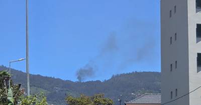 Bombeiros combatem incêndio na Camacha