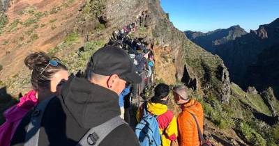 Centenas no Pico do Areeiro provocam constrangimentos no acesso ao percurso.