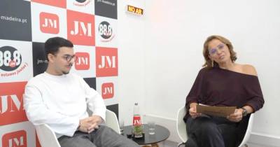 Filipa Gomes conduz a entrevista com o jovem João André.