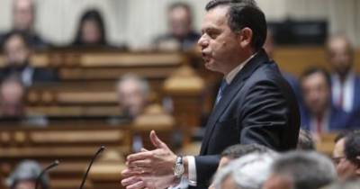 Montenegro acusa chega de “querer tachos”.