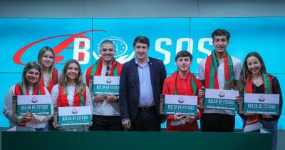 Fundação Marítimo Centenário distingue mérito de alunos com bolsas de estudo