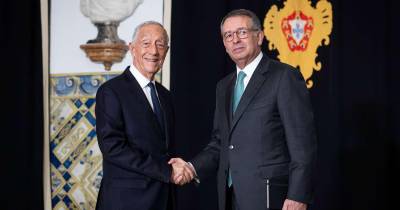 Nos termos da Constituição, o Presidente eleito toma posse perante o parlamento, no último dia do mandato do Presidente cessante, prestando a seguinte declaração de compromisso: “Juro por minha honra desempenhar fielmente as funções em que fico investido e defender, cumprir e fazer cumprir a Constituição da República Portuguesa”.