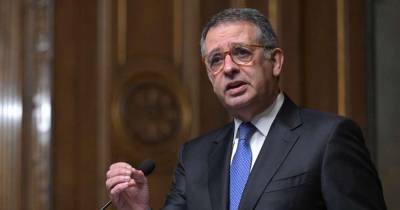 25 Abril: Seguro discursa pela primeira vez nesta data e abre o Palácio de Belém